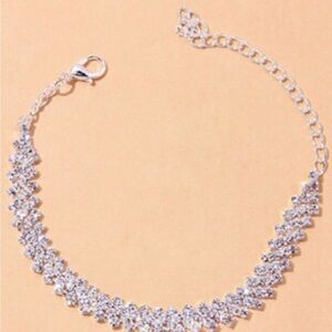 Elegant Silver toned Women's Rhinestone anklet.